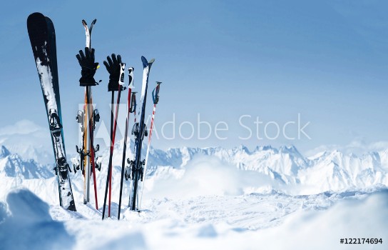 Picture of Skier stecken im Schnee